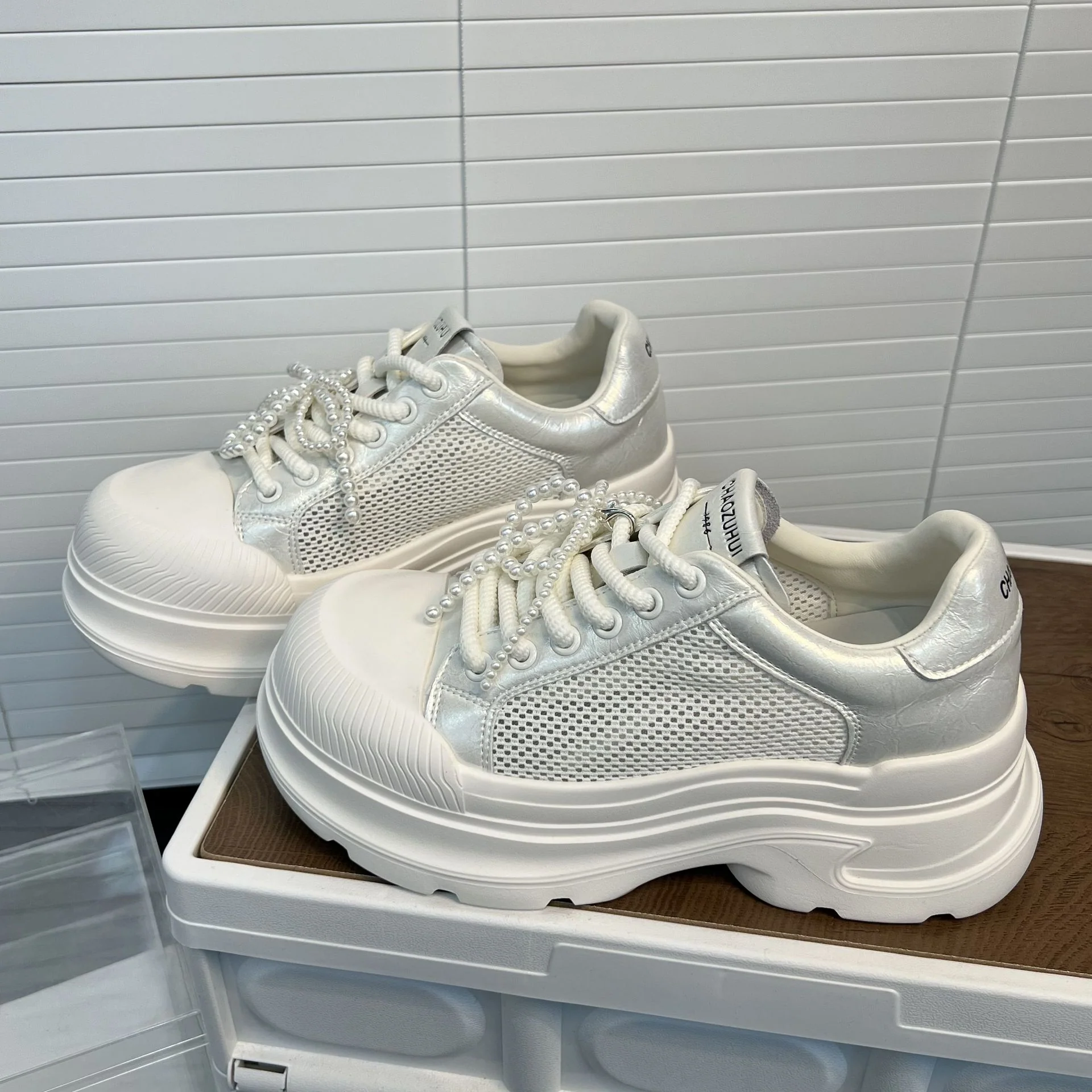 Damen Sportliche Sneakers mit trendigem Mesh-Design und perlenverziertem Schnürsystem Heidi Mode - Image 2