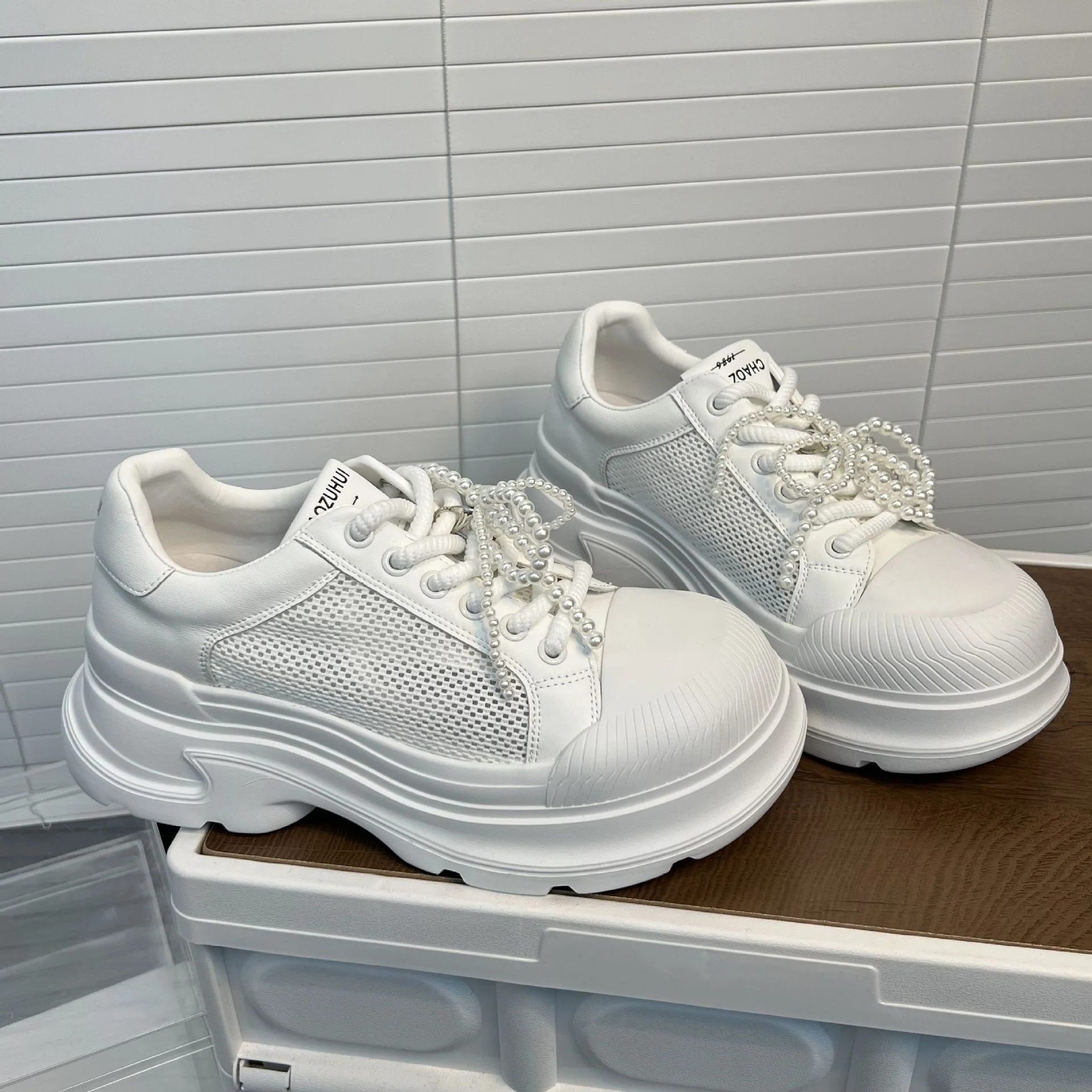 Damen Sportliche Sneakers mit trendigem Mesh-Design und perlenverziertem Schnürsystem Heidi Mode - Image 4
