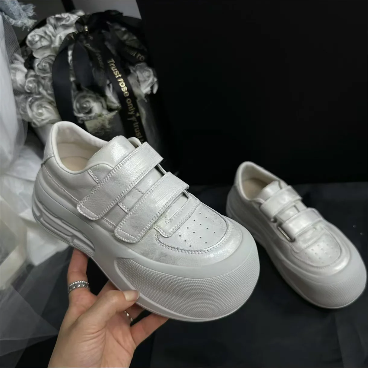 Damen Sportliche Sneakers mit velourslederner Oberflächenstruktur und dämpfendem Sohlenprofil Heidi Mode - Image 3