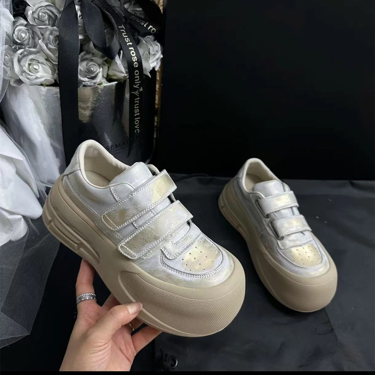 Damen Sportliche Sneakers mit velourslederner Oberflächenstruktur und dämpfendem Sohlenprofil Heidi Mode - Image 4