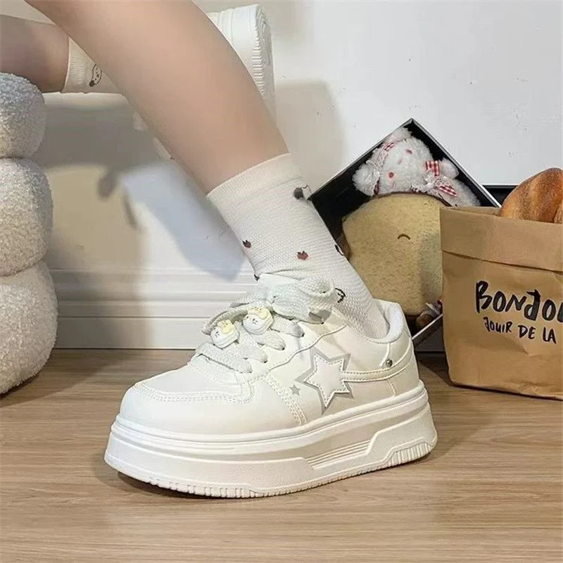 Damen Sportliche Sneakers mit verspielten Applikationen Heidi Mode - Image 3