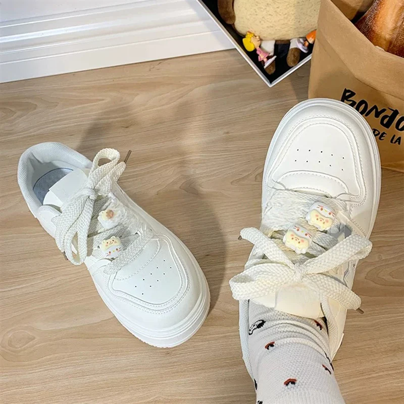 Damen Sportliche Sneakers mit verspielten Applikationen Heidi Mode - Image 4