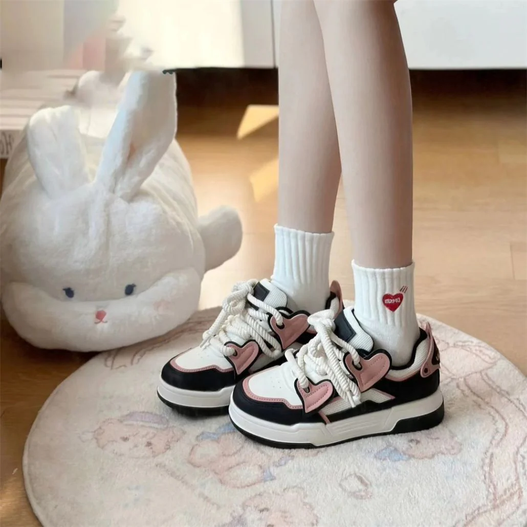 Damen Sportliche Sneakers mit verstellbarem Schnürsystem und farbenfrohen Akzenten Heidi Mode - Image 2