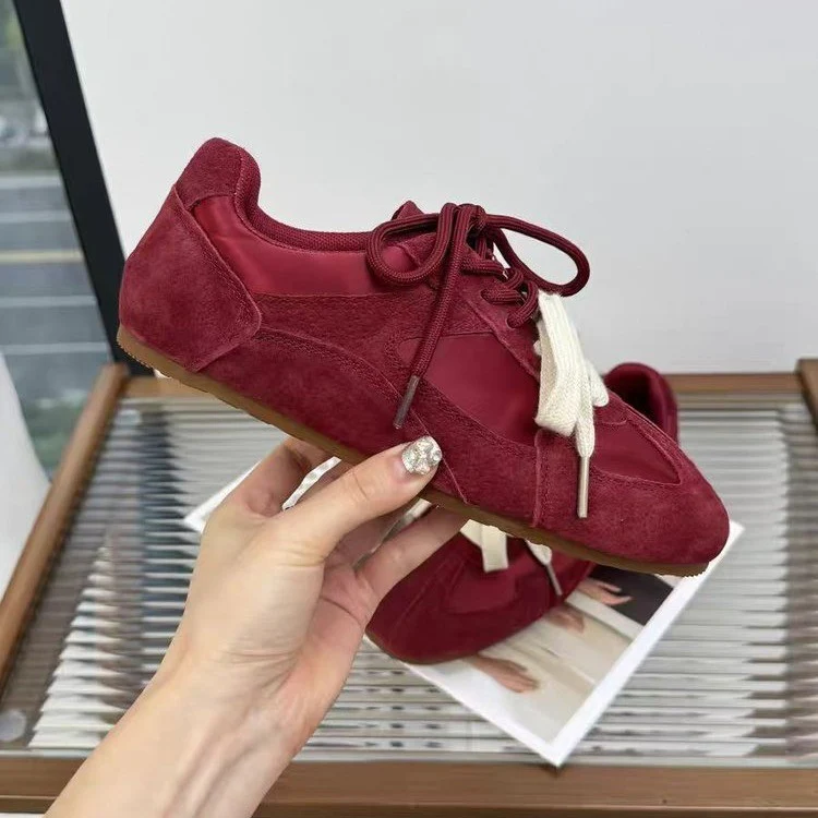 Damen Sportliche Sneakers mit weichem Wildleder-Obermaterial und modischem Schnürsystem Heidi Mode - Image 2