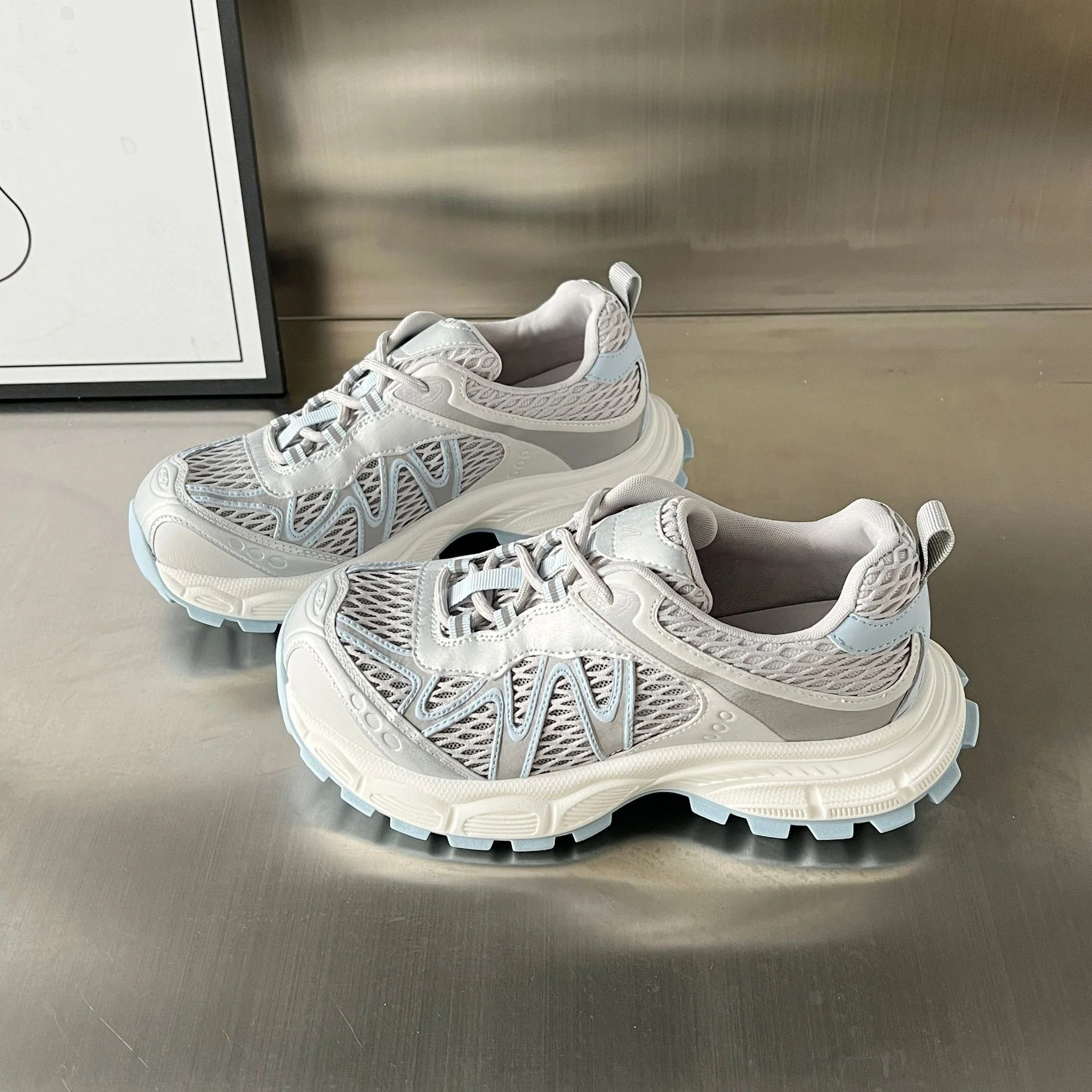 Damen Sportliche Trail Sneakers mit atmungsaktiver Mesh-Oberfläche und rutschfester Sohle Heidi Mode - Image 2