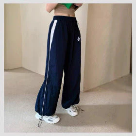 Damen Sportliche Weite Hose mit Seitlichen Streifen und Elastischem Bund Heidi-Mode - Image 4