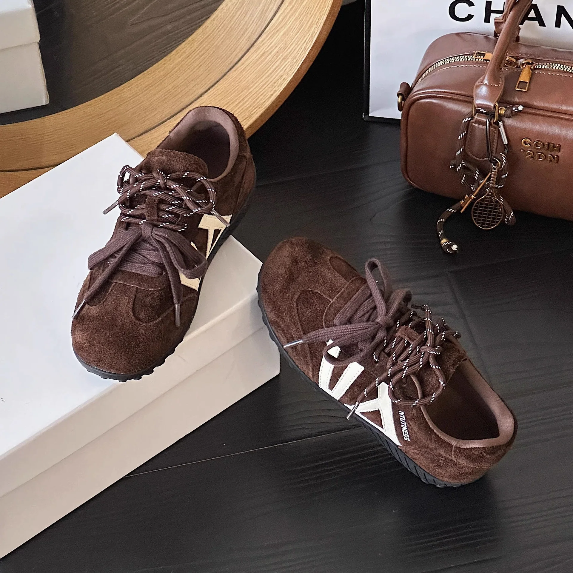 Damen Sportliche Wildledersneaker mit modischem Design und innovativem Dämpfungssystem Heidi Mode - Image 3