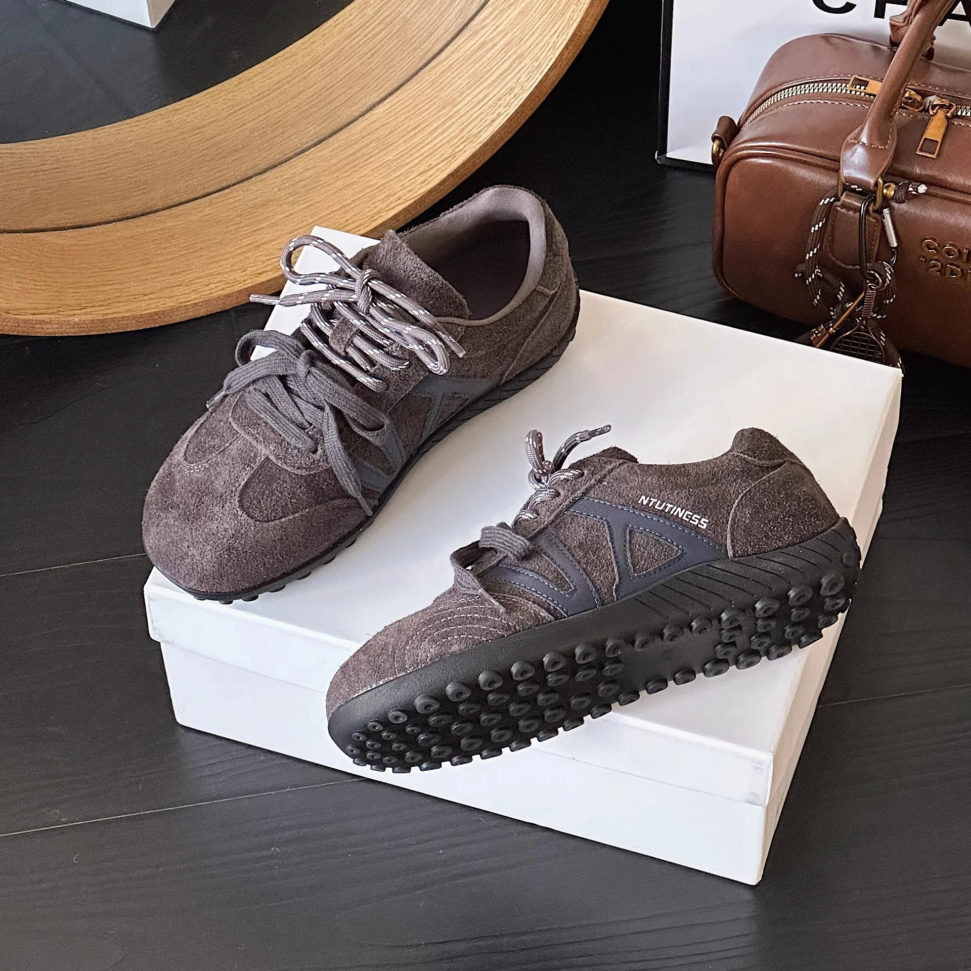 Damen Sportliche Wildledersneaker mit modischem Design und innovativem Dämpfungssystem Heidi Mode - Image 4