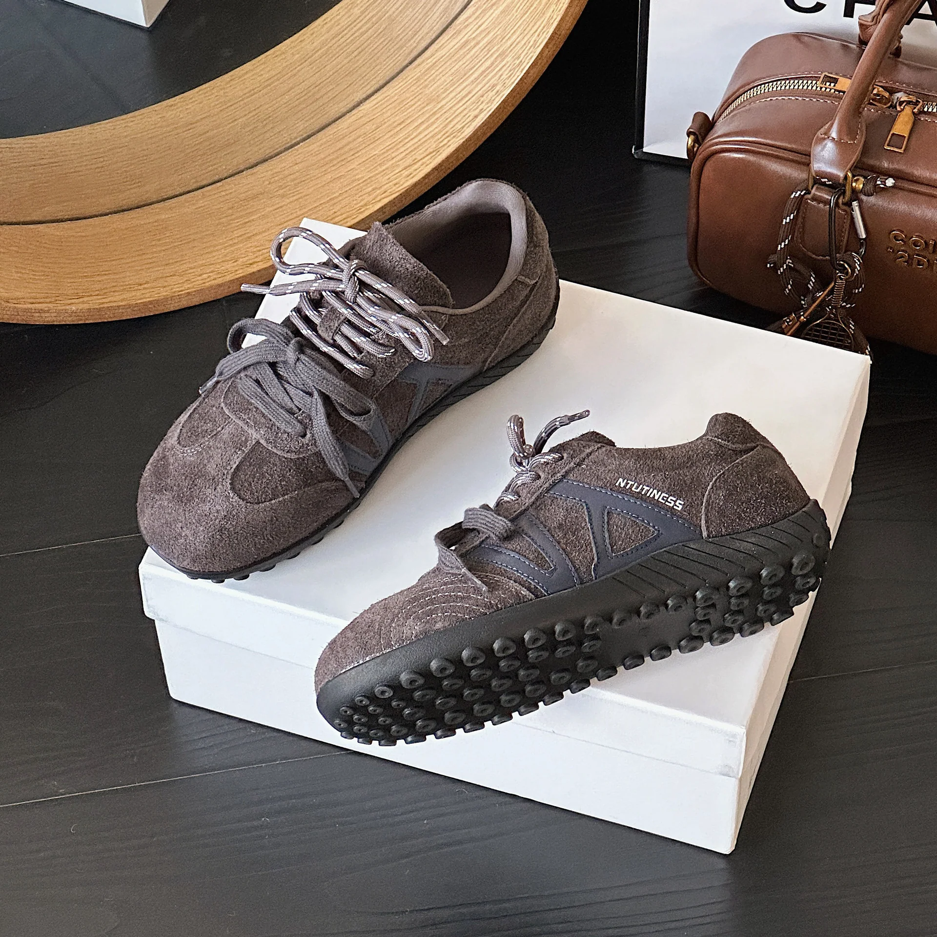 Damen Sportliche Wildledersneaker mit modischem Design und innovativem Dämpfungssystem Heidi Mode - Image 8