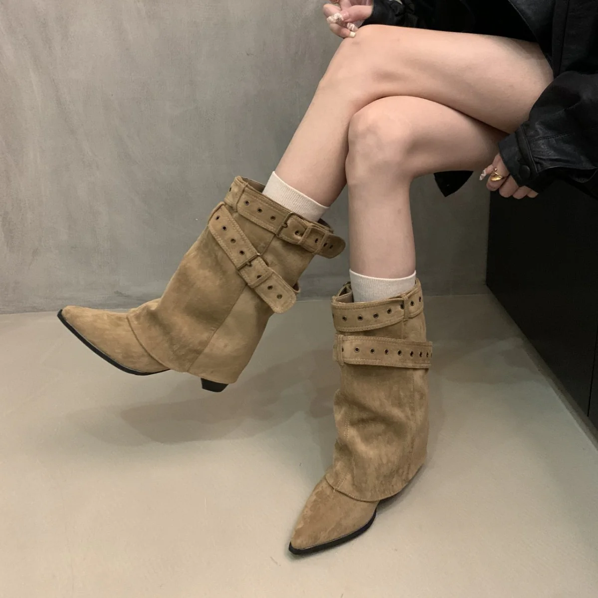 Damen Stiefel mit modischer Schnallenverzierung und schickem Cut-Out Heidi Mode