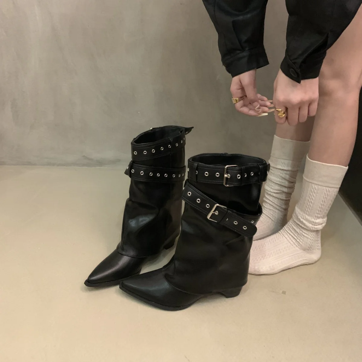 Damen Stiefel mit modischer Schnallenverzierung und schickem Cut-Out Heidi Mode - Image 2