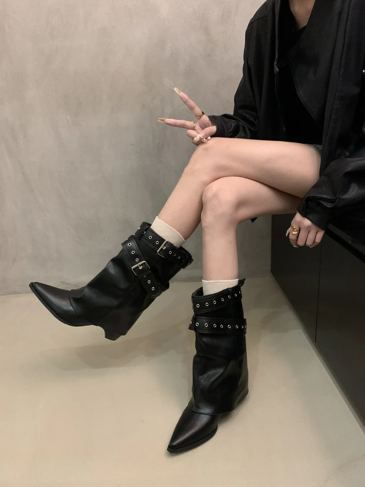 Damen Stiefel mit modischer Schnallenverzierung und schickem Cut-Out Heidi Mode - Image 6