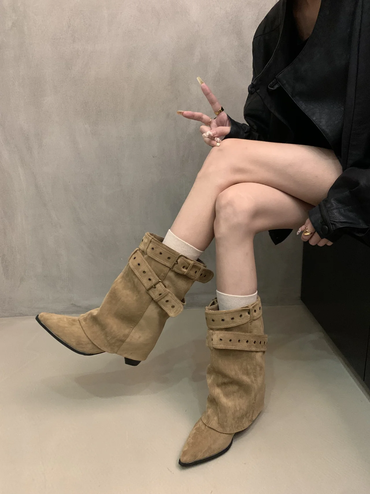 Damen Stiefel mit modischer Schnallenverzierung und schickem Cut-Out Heidi Mode - Image 8