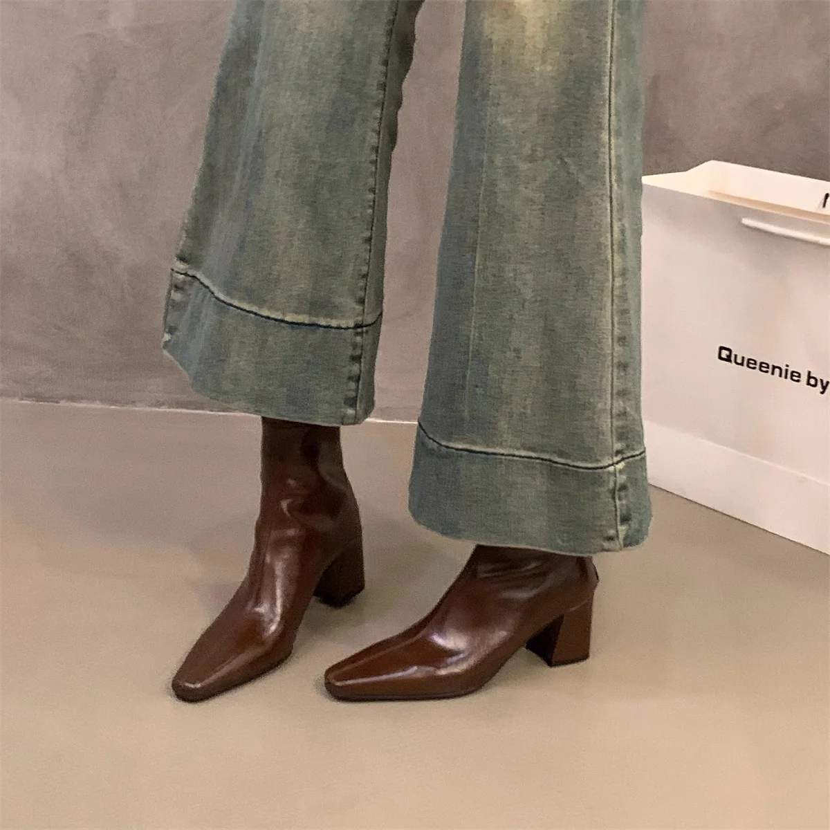 Damen Stiefeletten mit elegantem Blockabsatz und spitzem Schnitt Heidi Mode - Image 4