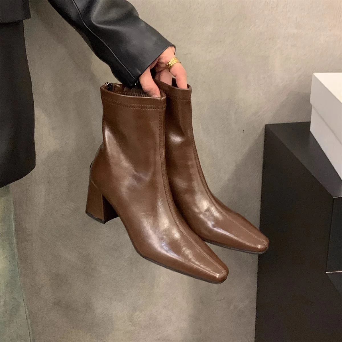 Damen Stiefeletten mit elegantem Blockabsatz und spitzem Schnitt Heidi Mode - Image 7