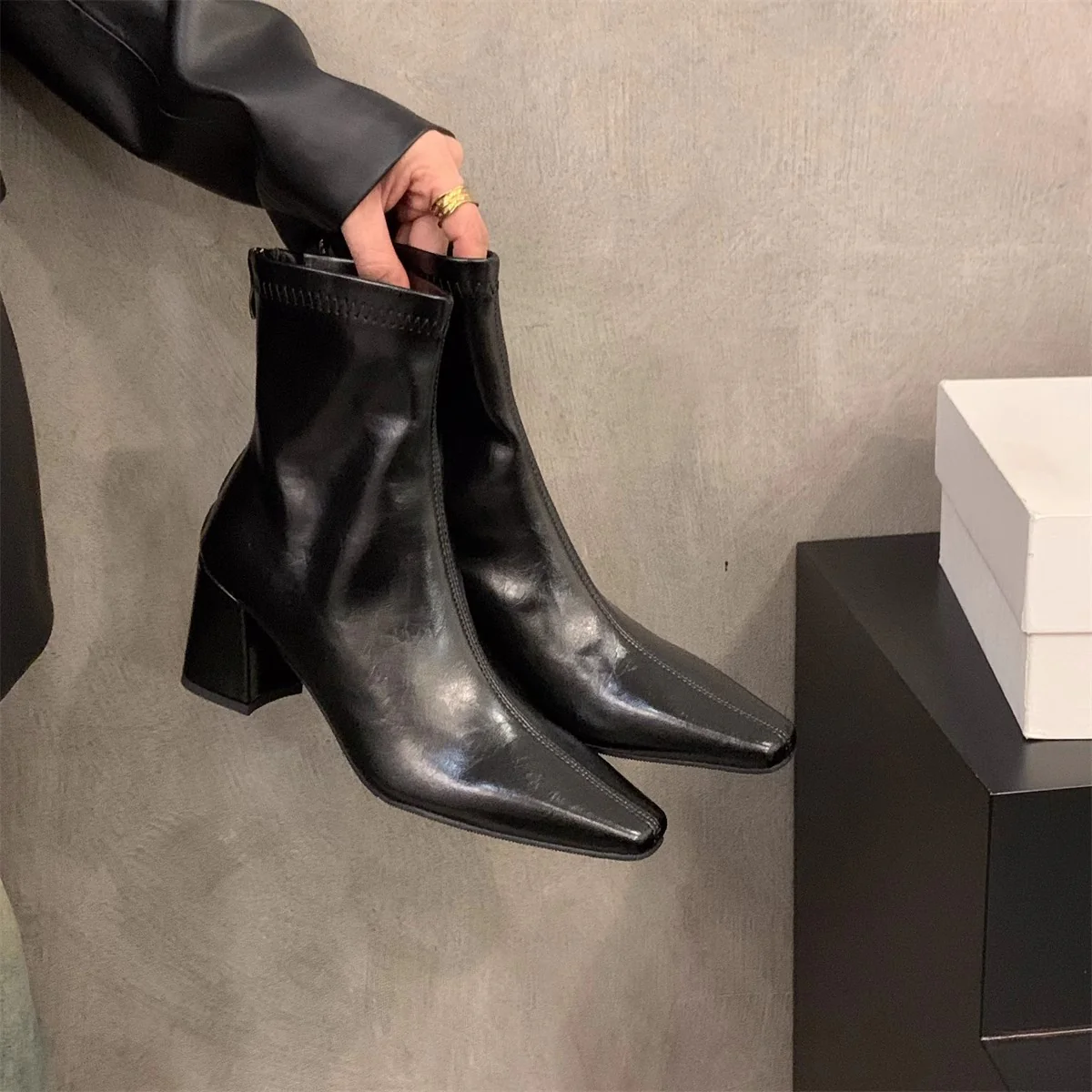 Damen Stiefeletten mit elegantem Blockabsatz und spitzem Schnitt Heidi Mode - Image 8