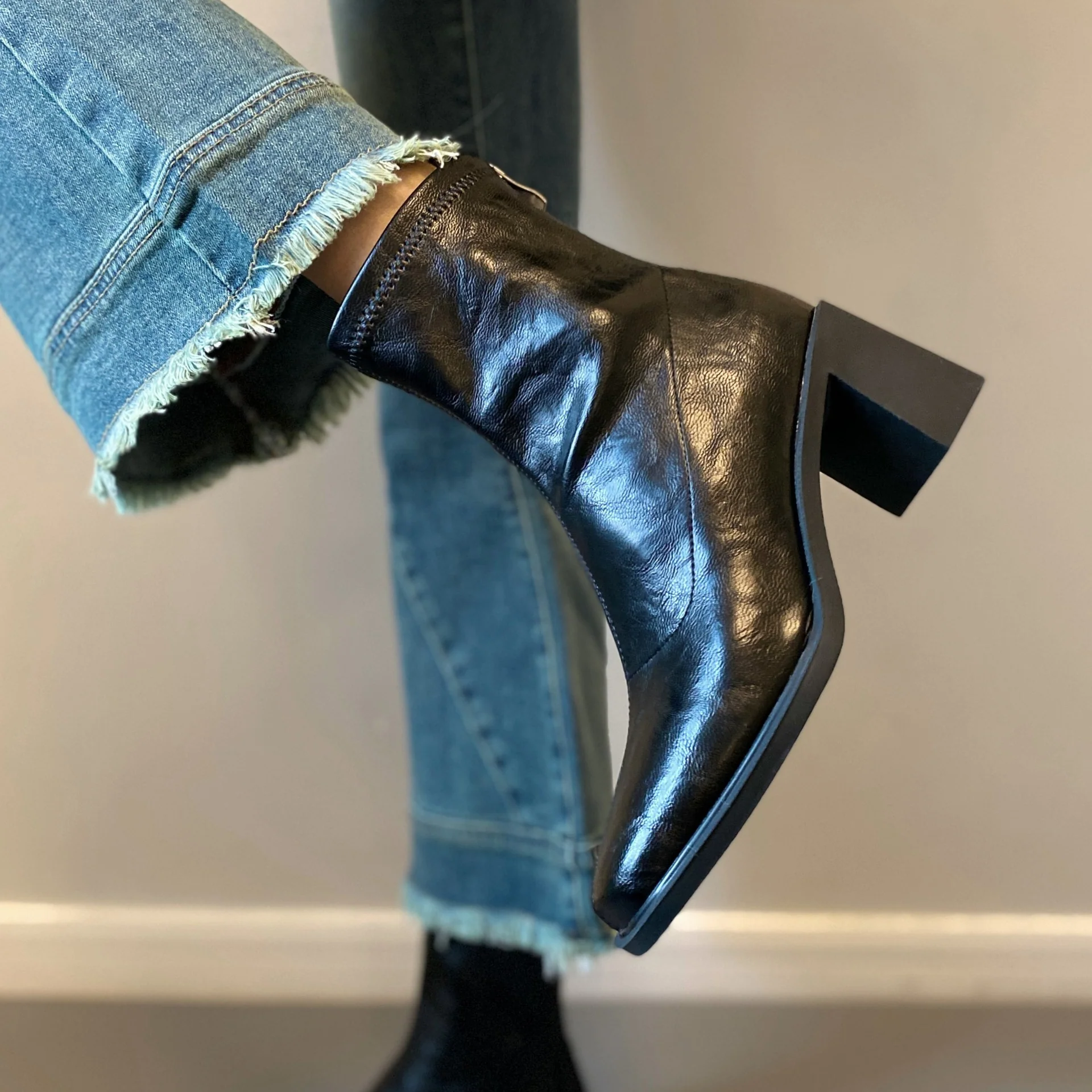 Damen Stiefeletten mit hohem Blockabsatz und eleganter Silhouette Heidi Mode - Image 2