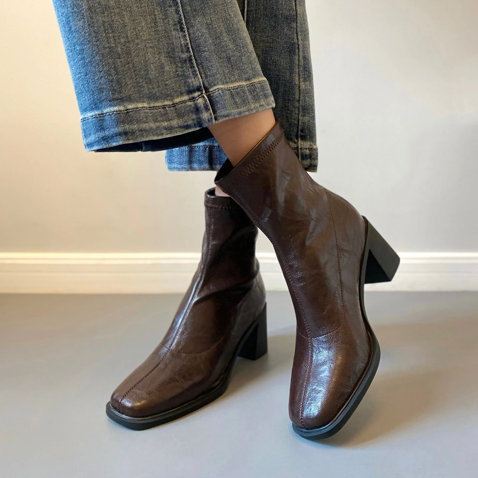 Damen Stiefeletten mit hohem Blockabsatz und eleganter Silhouette Heidi Mode - Image 3