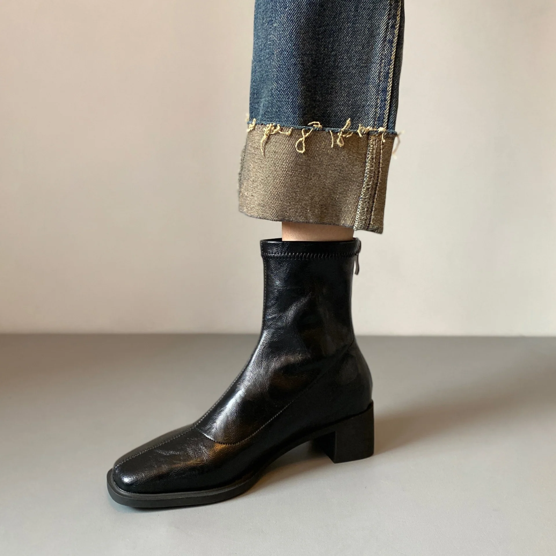 Damen Stiefeletten mit hohem Blockabsatz und eleganter Silhouette Heidi Mode - Image 6