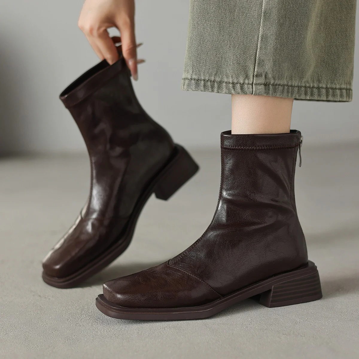 Damen Stiefeletten mit modischem Blockabsatz und hochwertiger Lederoberfläche Heidi Mode - Image 4