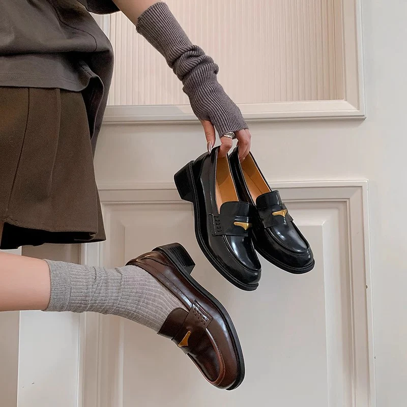 Damen stilvolle Mokassins mit glänzender Oberfläche und eleganter Zierschnalle Heidi Mode - Image 2
