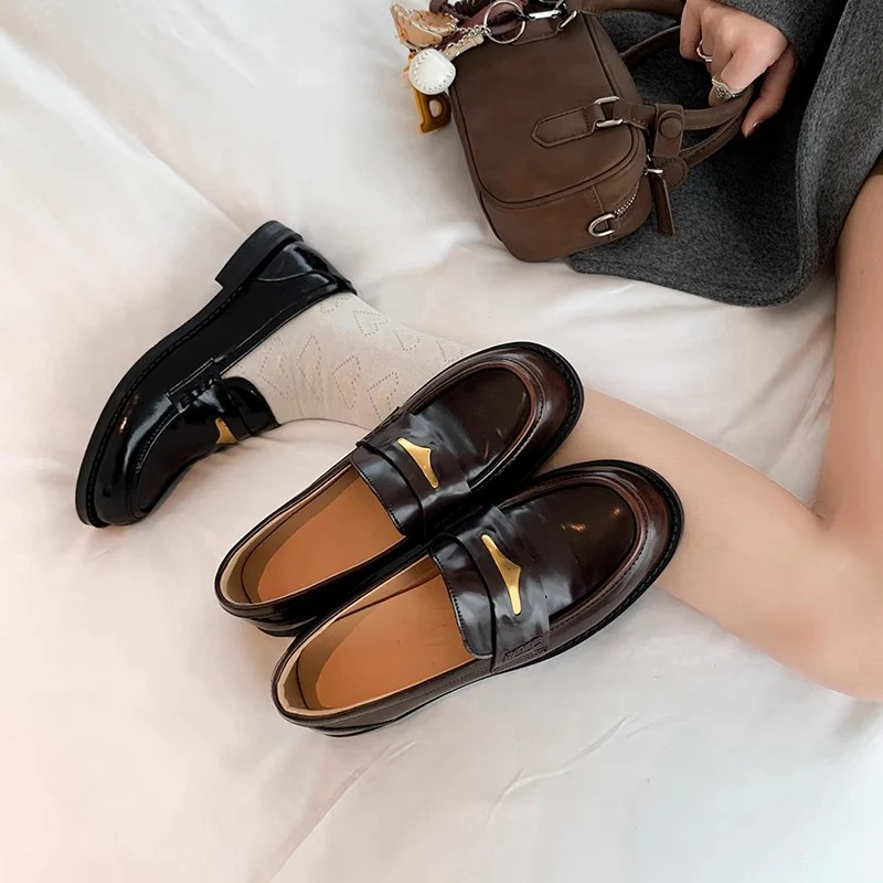 Damen stilvolle Mokassins mit glänzender Oberfläche und eleganter Zierschnalle Heidi Mode - Image 4