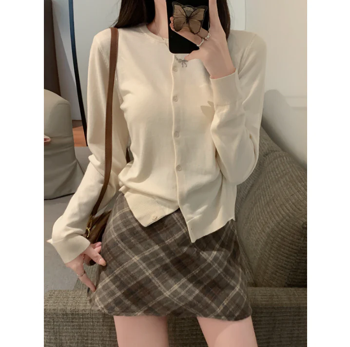 Damen Strickjacke mit Knöpfbarem Design und Elegantem Rundhalsausschnitt Heidi-Mode - Image 6