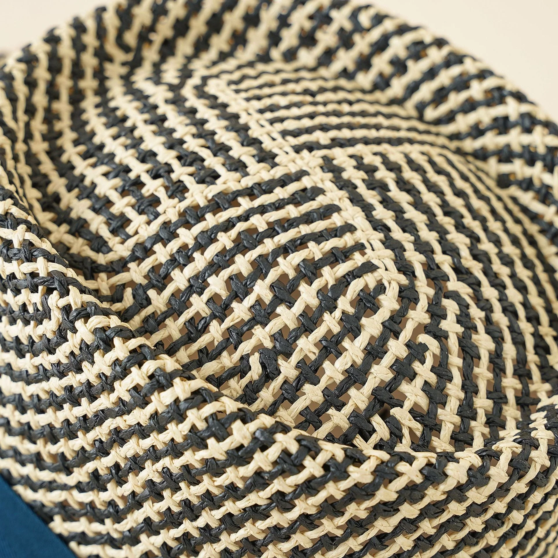 Damen Strohhut mit Breiter Krempe und Elegantem Kontrastband Heidi-Mode - Image 5