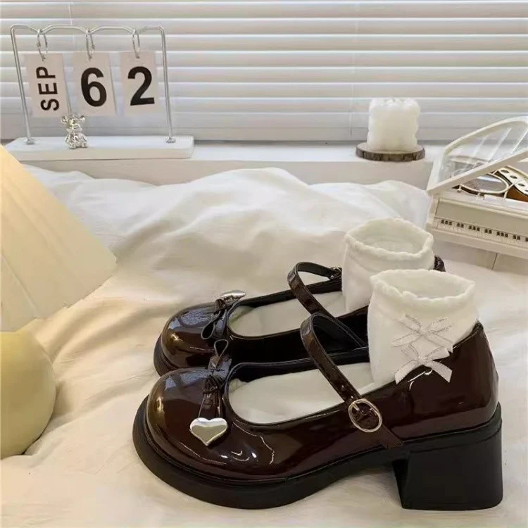 Damen Süße Mary Jane Schuhe mit herzförmigem Detail und dekorativem Rüschensocke Heidi Mode