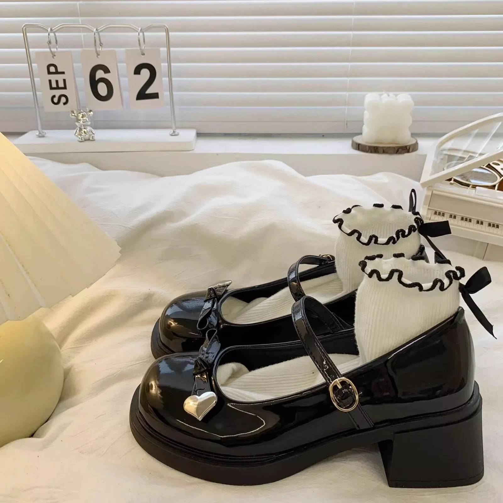 Damen Süße Mary Jane Schuhe mit herzförmigem Detail und dekorativem Rüschensocke Heidi Mode - Image 2
