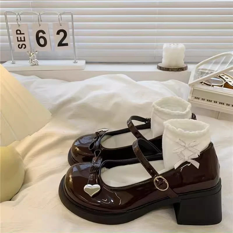 Damen Süße Mary Jane Schuhe mit herzförmigem Detail und dekorativem Rüschensocke Heidi Mode - Image 7
