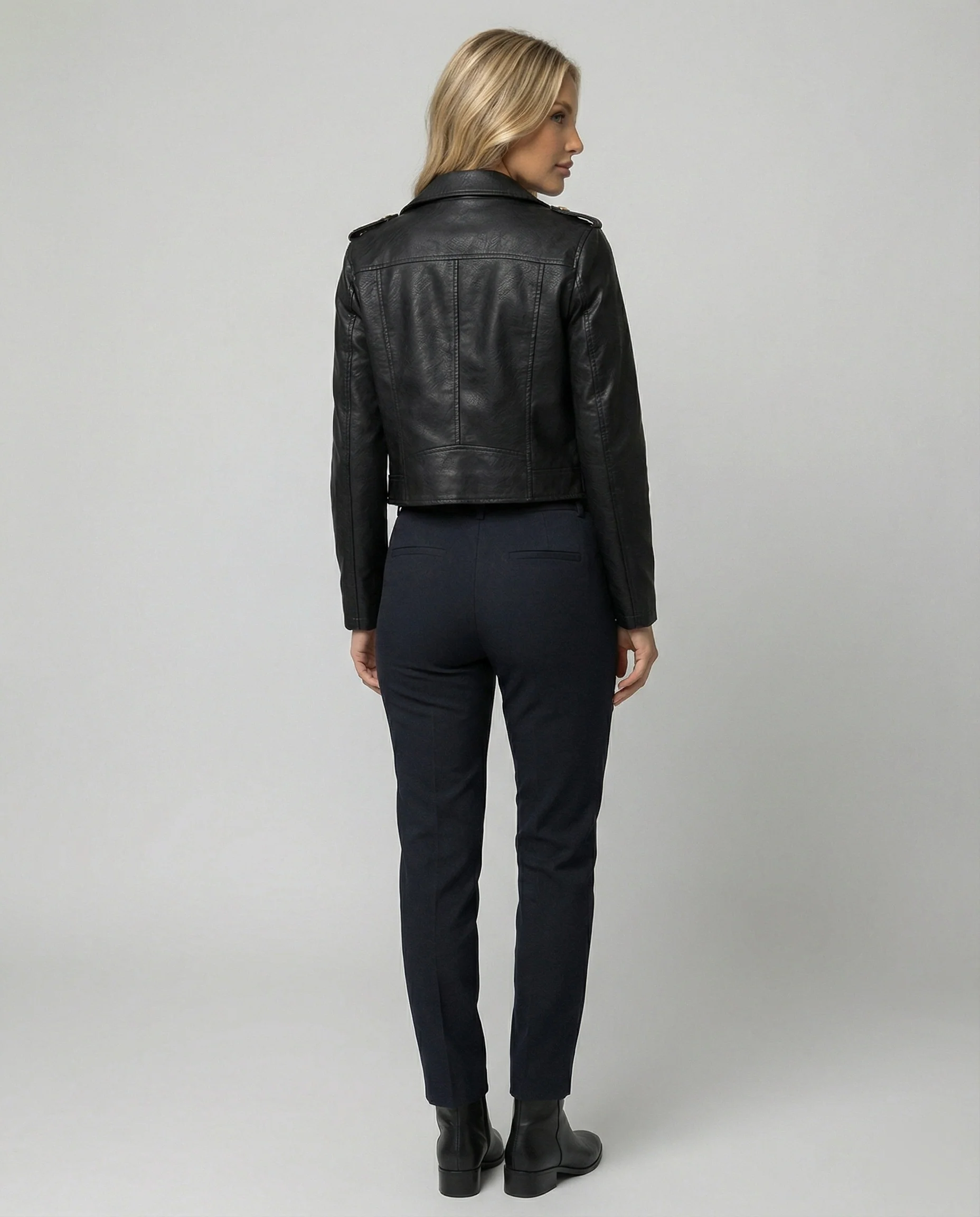 Damen taillenkurze Bikerjacke in Glattlederoptik mit übergroßem Hemdkragen, asymmetrischem Reißverschluss und Reißverschlussmanschetten Heidi-Mode - Image 4