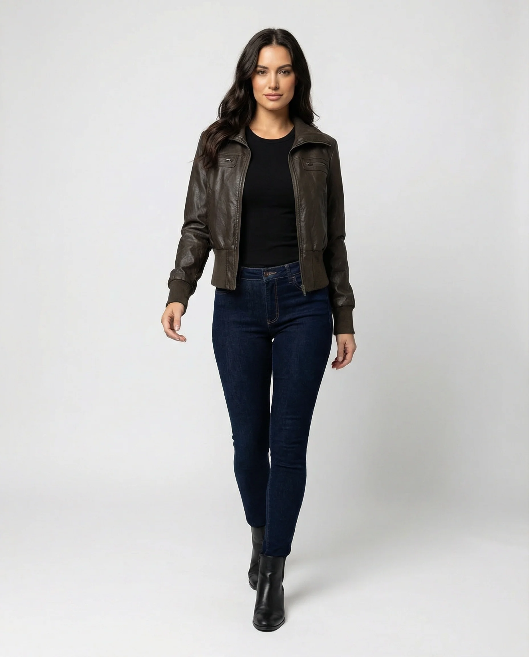 Damen taillierte Bomberjacke in Lederoptik mit Umschlagkragen, elastischem Rippsaum und Reißverschluss-Brusttaschen Heidi-Mode - Image 2