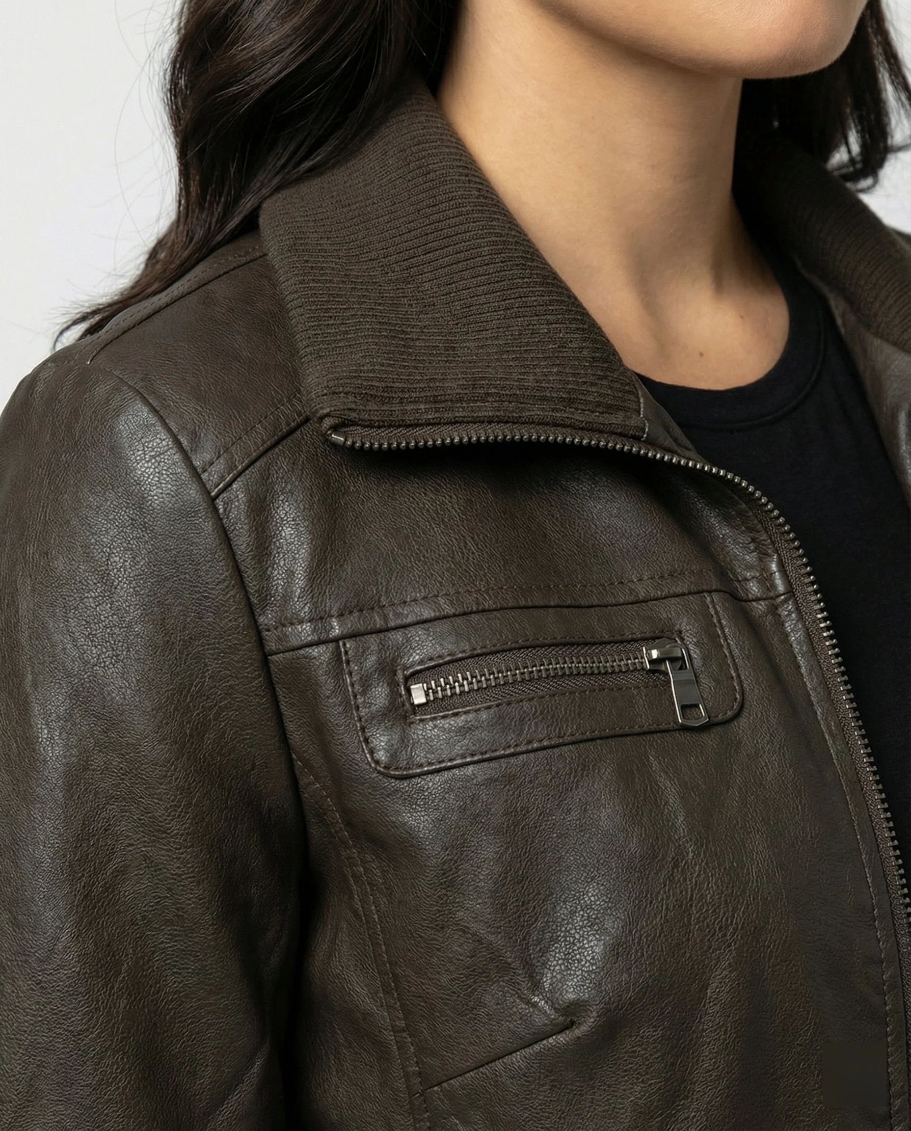 Damen taillierte Bomberjacke in Lederoptik mit Umschlagkragen, elastischem Rippsaum und Reißverschluss-Brusttaschen Heidi-Mode - Image 3