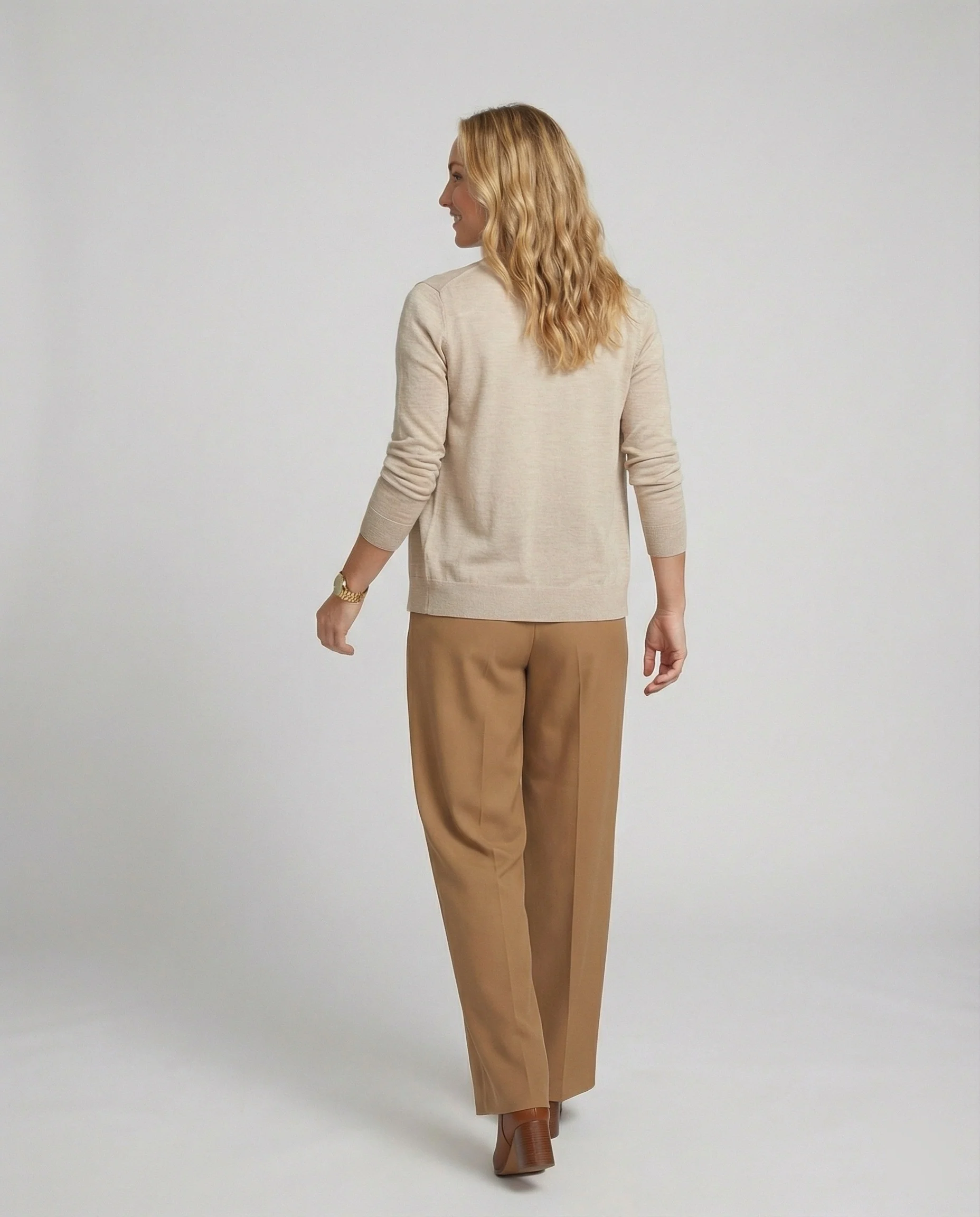 Damen Trend Strickjacke Damen leichte Feinstrickjacke mit V-Ausschnitt und dezentem Knopfverschluss - Image 3