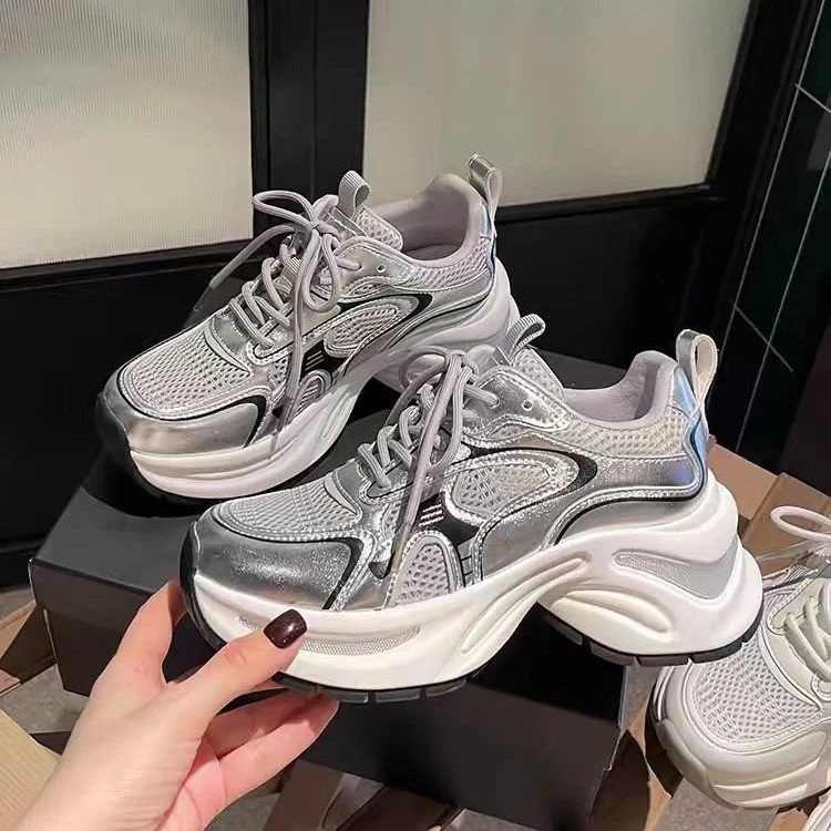 Damen Trendige hochgezogene Sneakers mit atmungsaktiver Mesh-Oberfläche und reflektierenden Akzenten Heidi Mode - Image 3