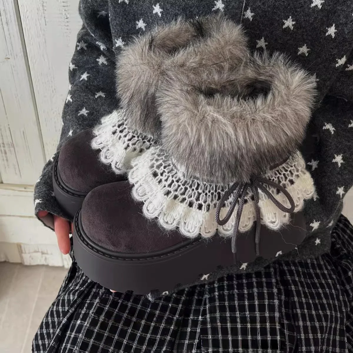 Damen Trendige Winterstiefel mit kuscheligem Kunstfellrand und dekorativer Spitzenverzierung Heidi Mode