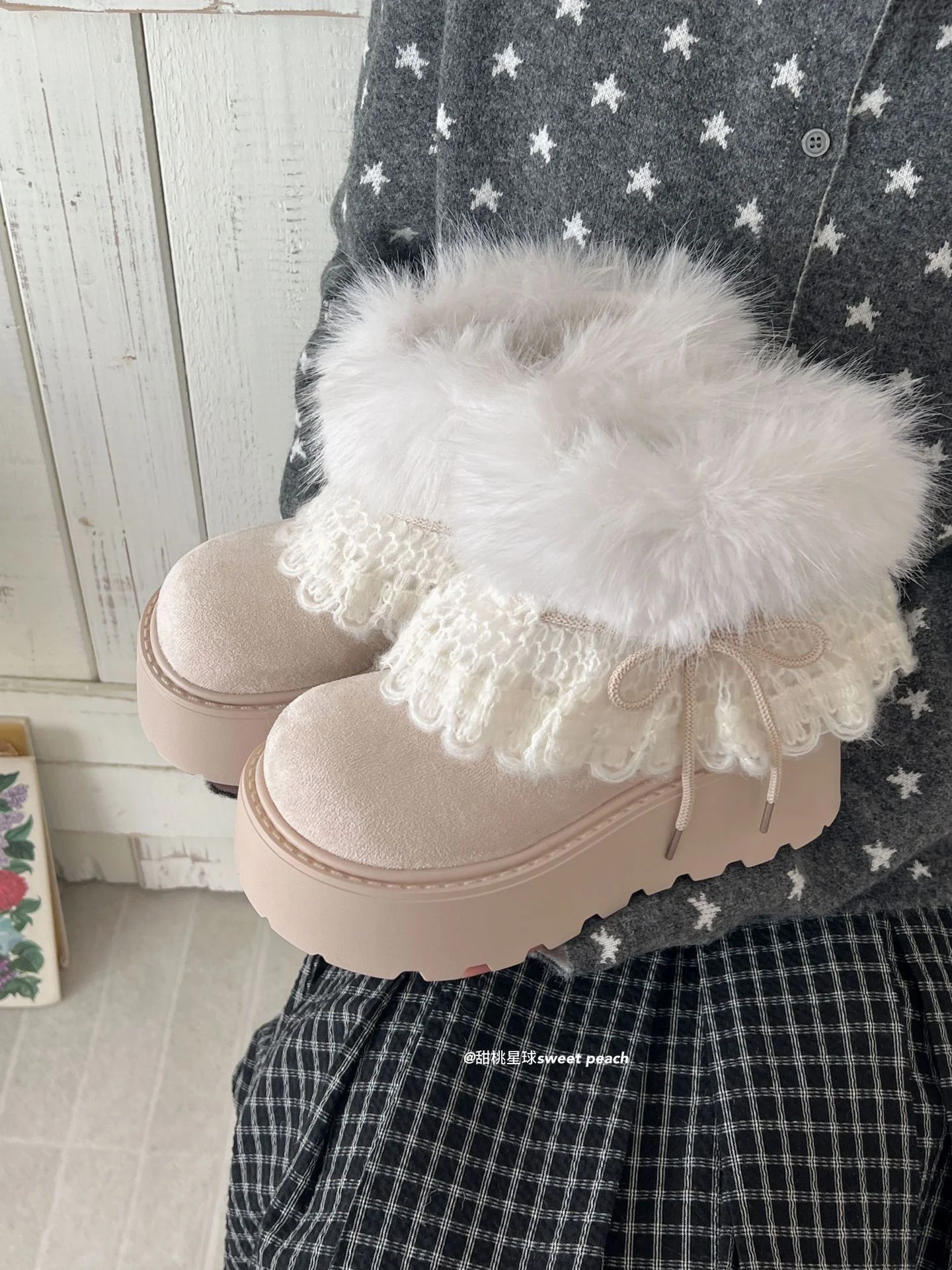 Damen Trendige Winterstiefel mit kuscheligem Kunstfellrand und dekorativer Spitzenverzierung Heidi Mode - Image 6