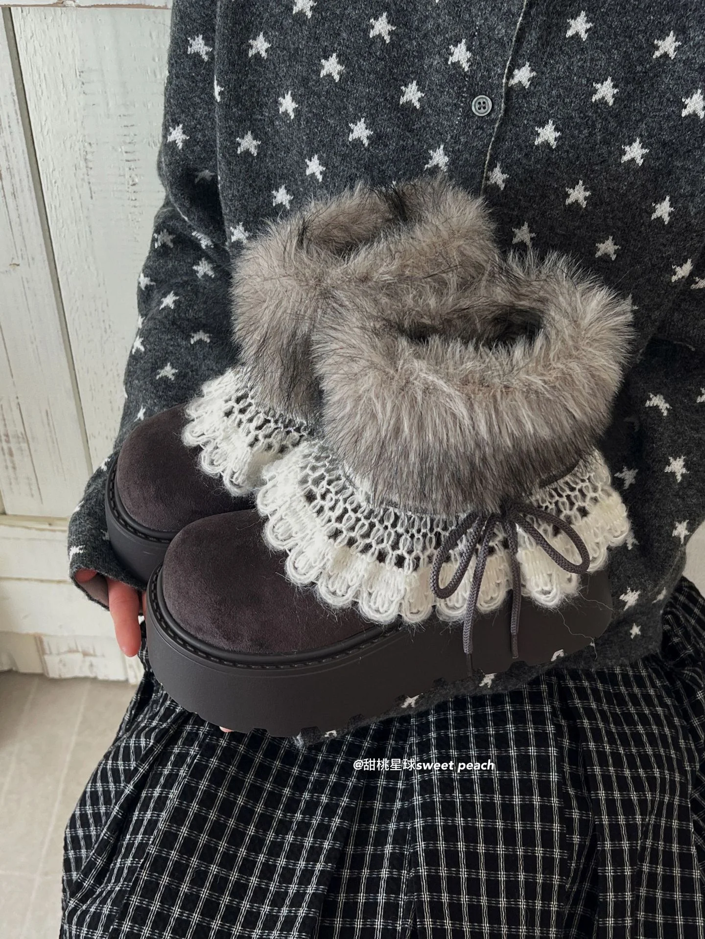 Damen Trendige Winterstiefel mit kuscheligem Kunstfellrand und dekorativer Spitzenverzierung Heidi Mode - Image 7