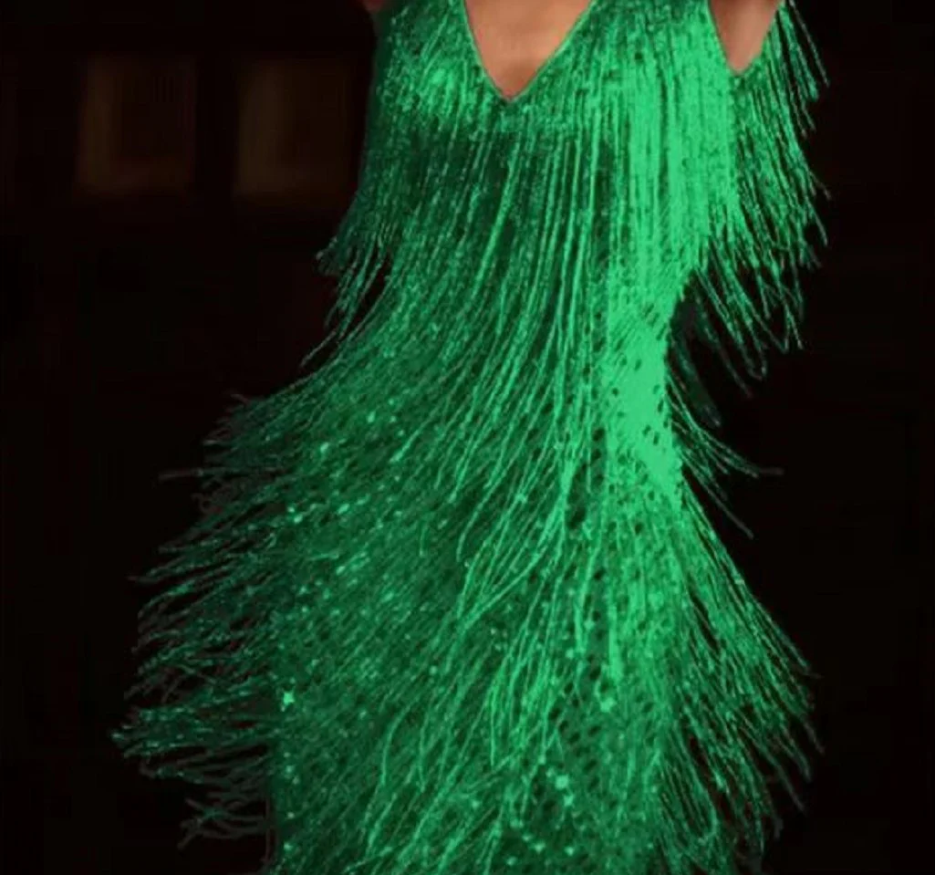 Damen trendiges Partykleid mit funkelnden Fransen und Schulterfreischnitten Heidi-Mode