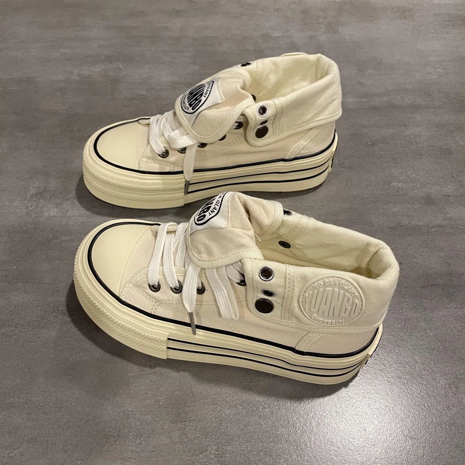 Damen Urbaner High-Top Sneaker mit stylischer Zierschnürung Heidi Mode