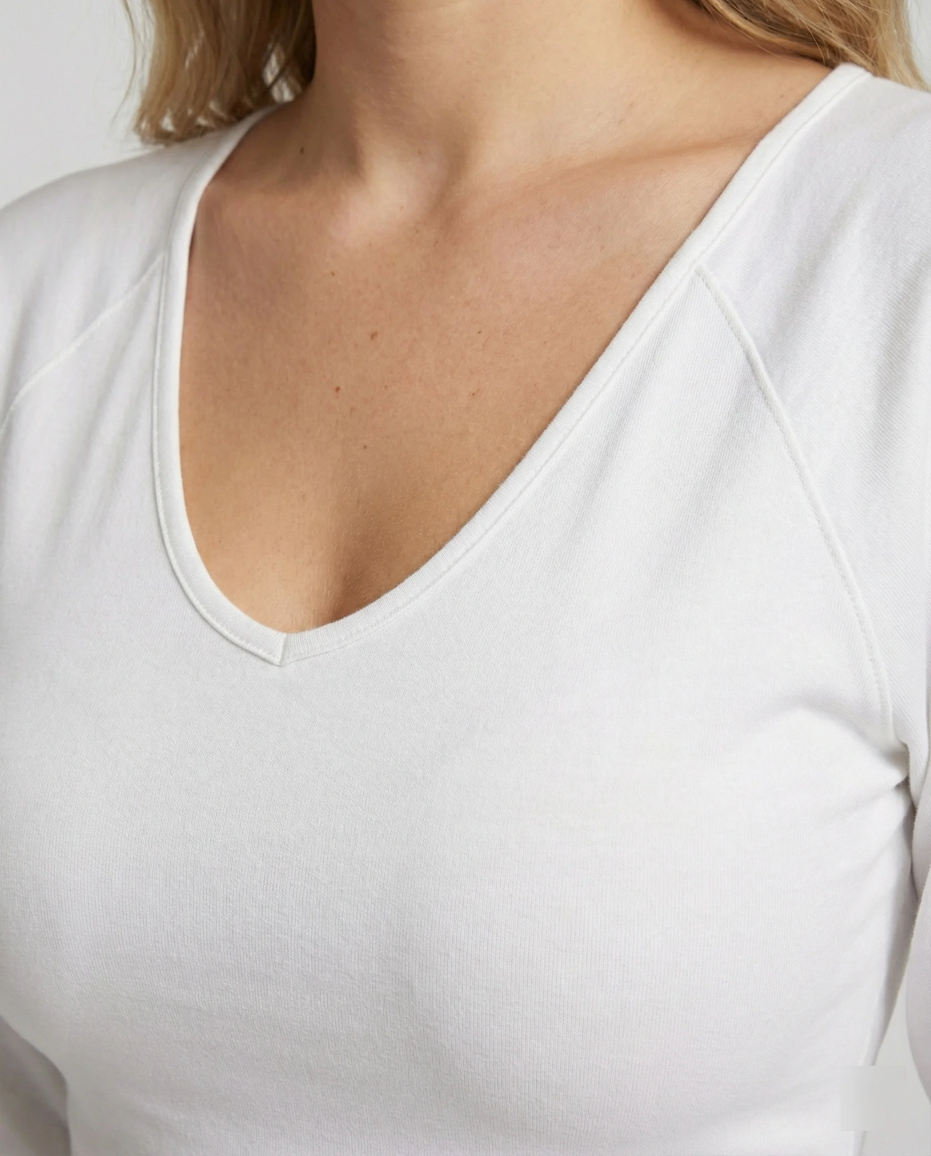 Damen V-Ausschnitt Strickshirt mit Fledermausärmeln und schmaler Taille - Image 2