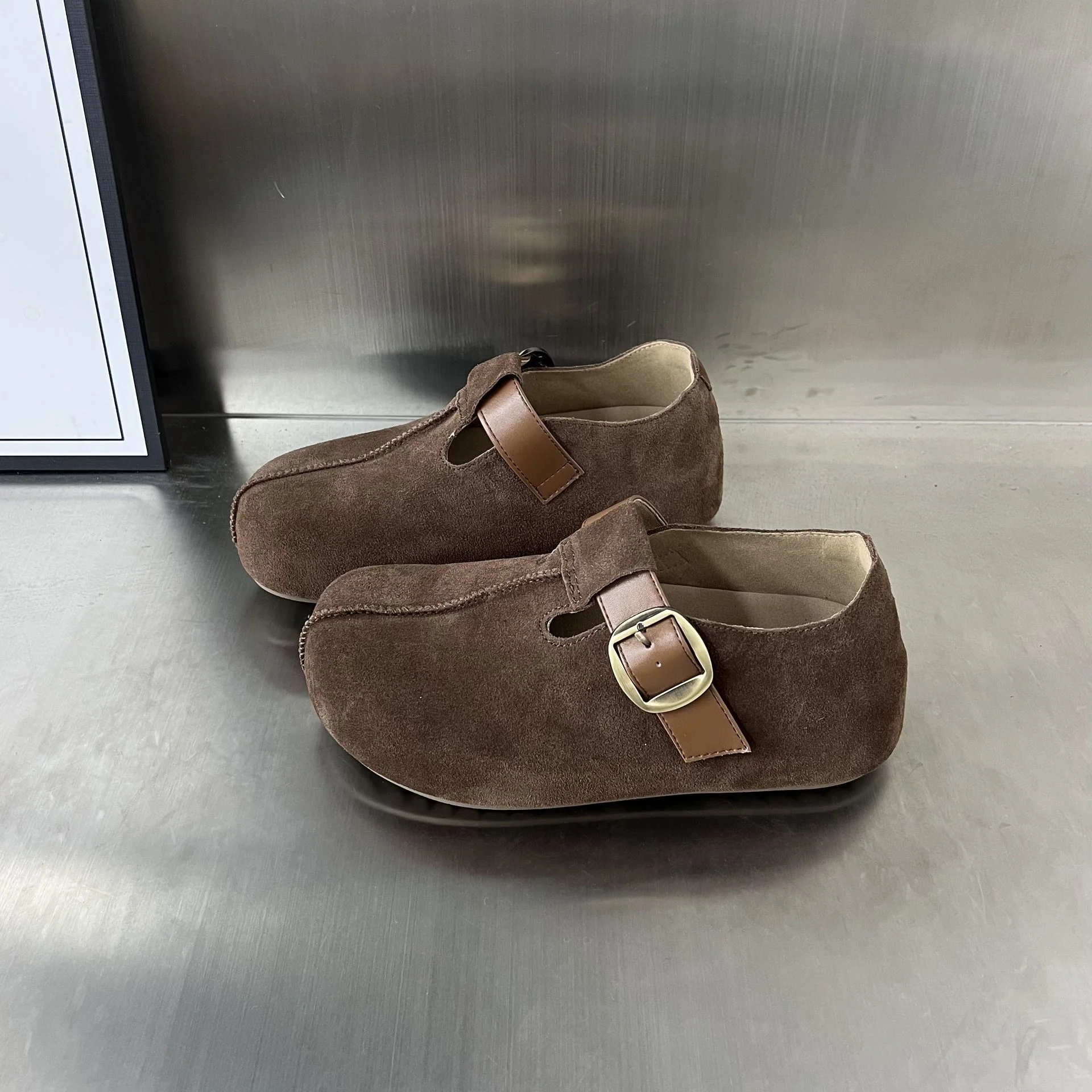 Damen Veloursleder Clogs mit verstellbarem Riemen und anatomischem Fußbett Heidi Mode - Image 2