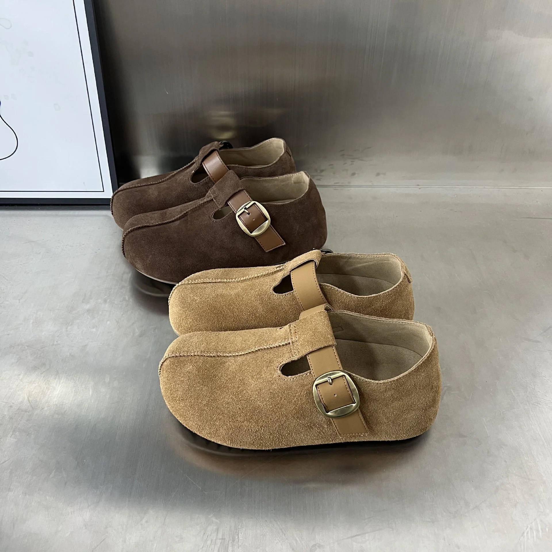 Damen Veloursleder Clogs mit verstellbarem Riemen und anatomischem Fußbett Heidi Mode - Image 3