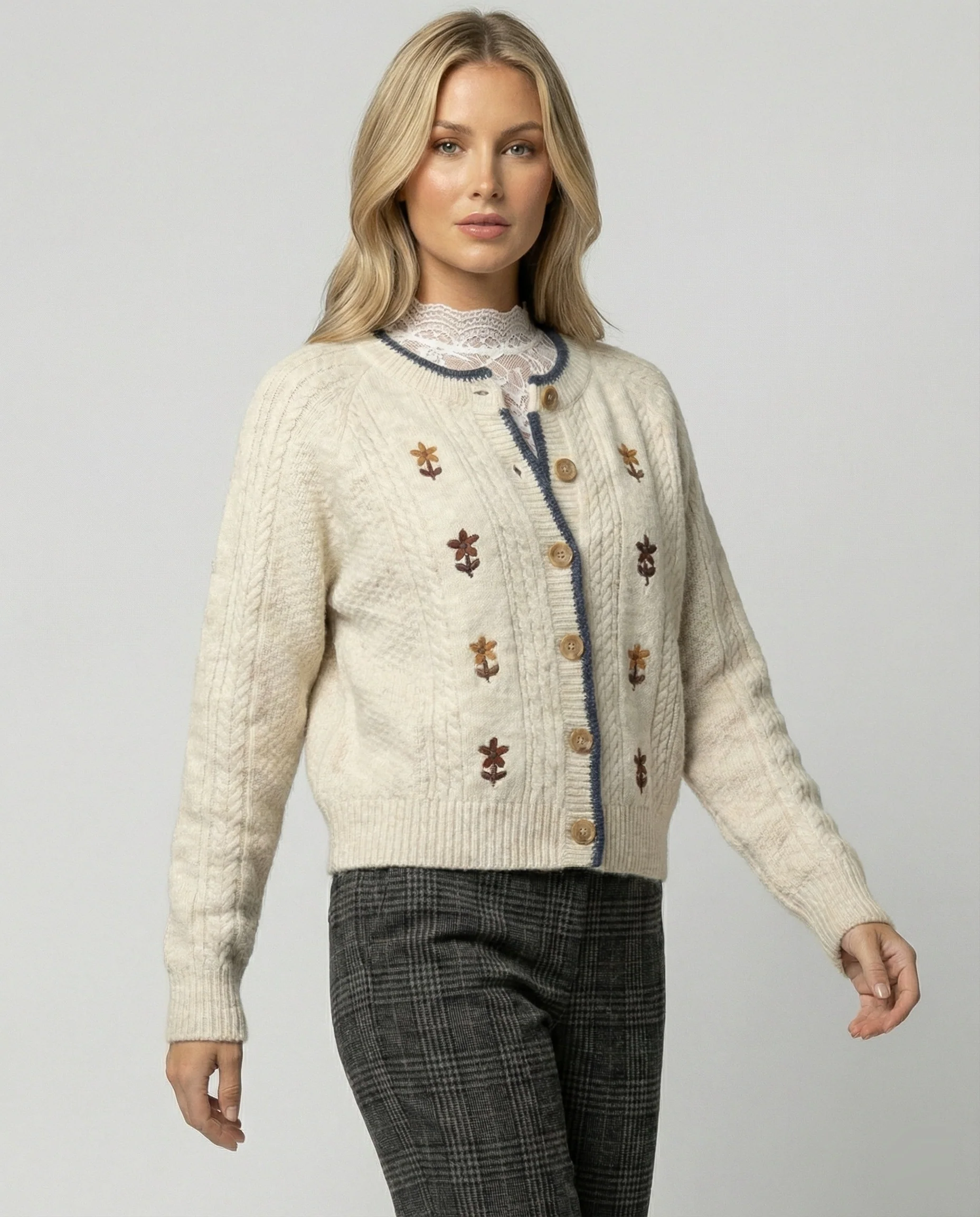 Damen weichfallender Kurz-Strickcardigan mit Puffärmeln, floraler Stickapplikation, Holzknopfleiste und Spitzenbund Heidi-Mode