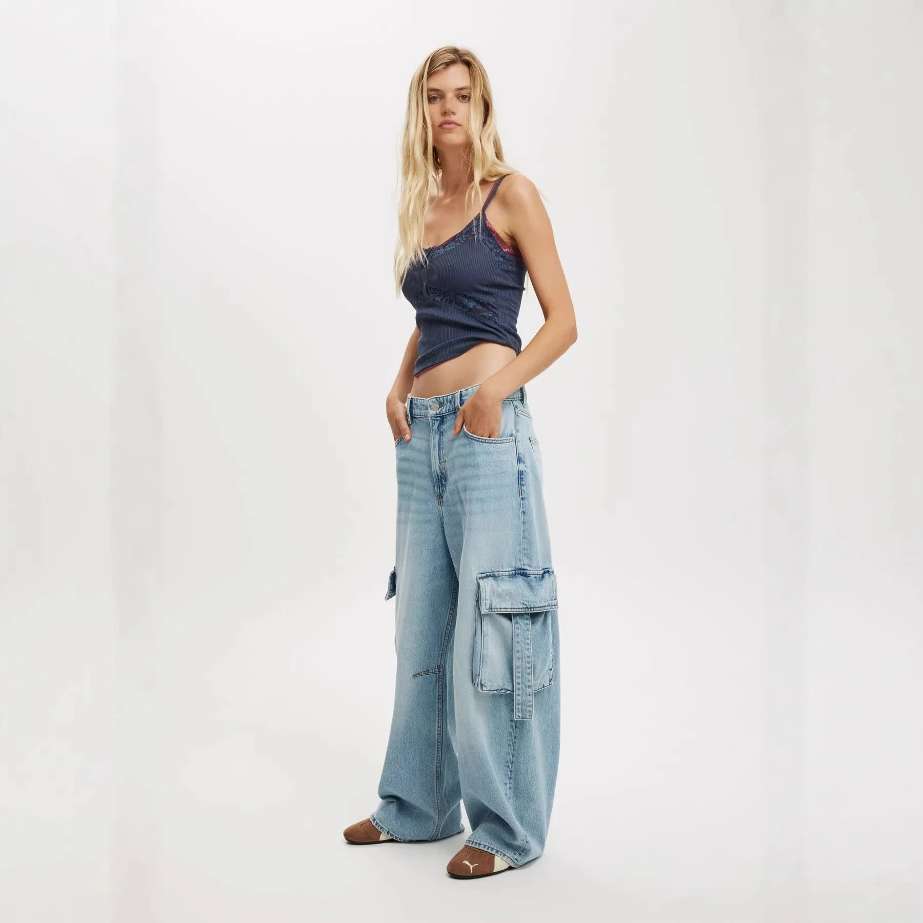 Damen Weite Cargo-Jeans mit praktischen Seitentaschen - Image 2