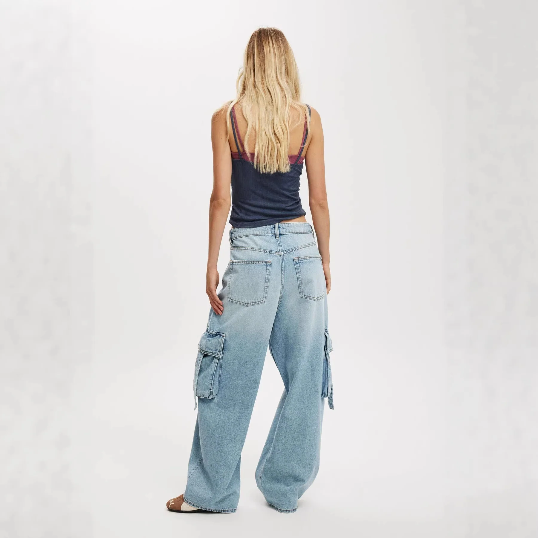 Damen Weite Cargo-Jeans mit praktischen Seitentaschen - Image 4