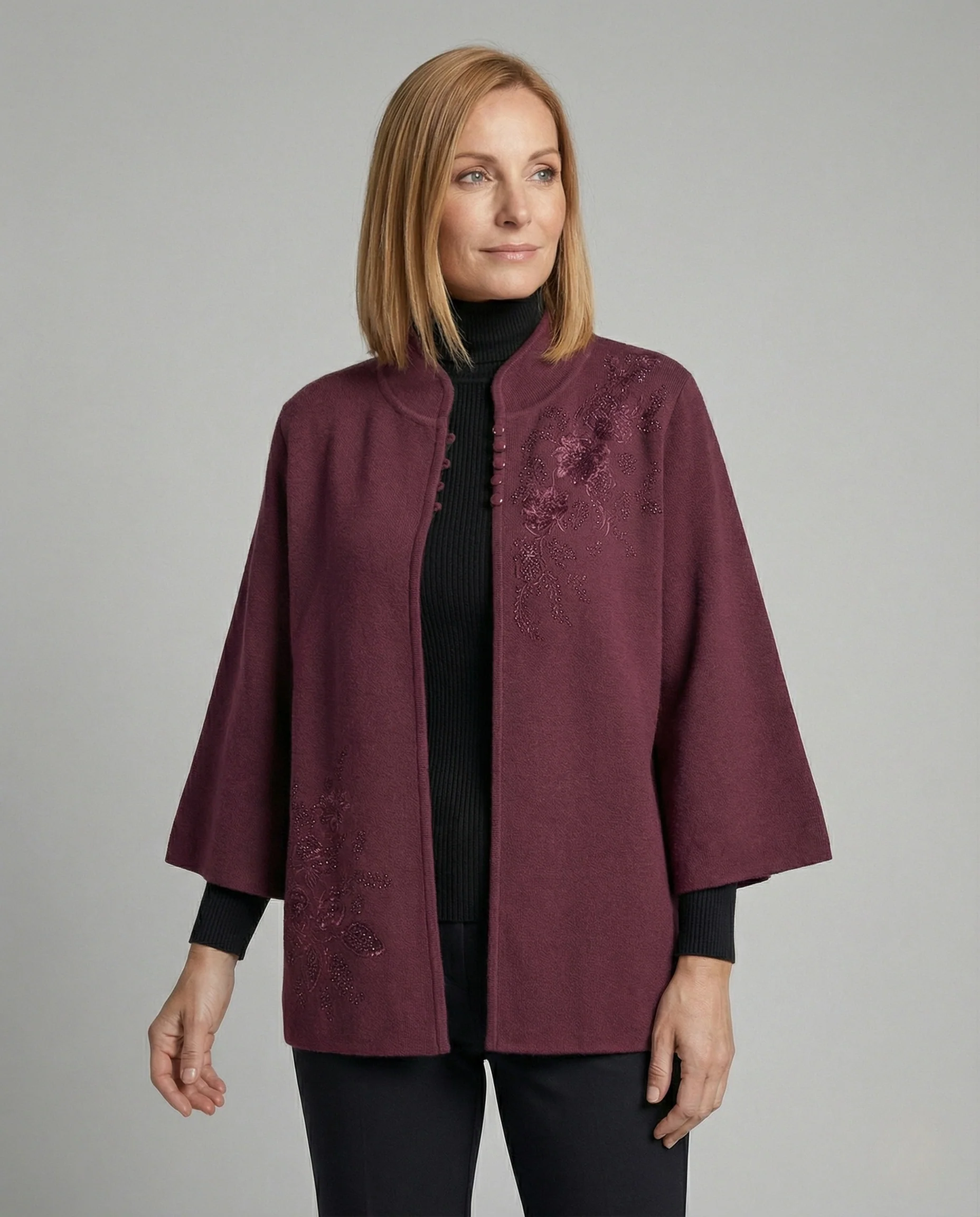 Zweilagige Cape-Strickjacke mit Stehkragen Umschlagärmeln und filigraner Blumenstickerei Heidi Mode - Image 2