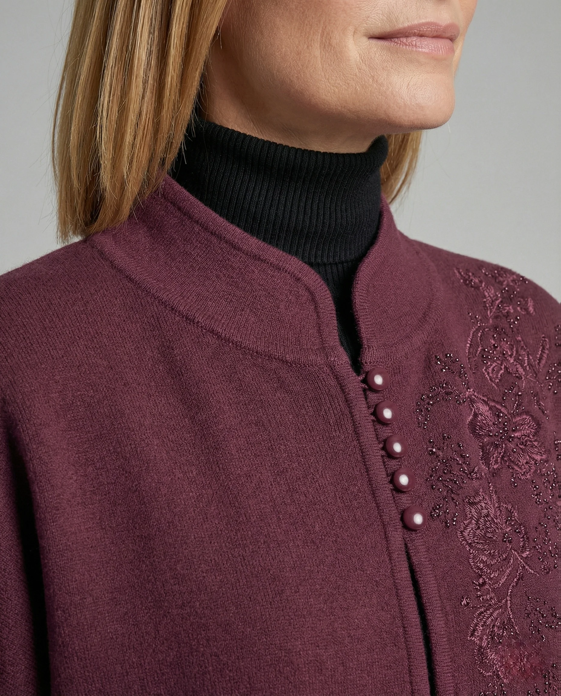 Zweilagige Cape-Strickjacke mit Stehkragen Umschlagärmeln und filigraner Blumenstickerei Heidi Mode - Image 3