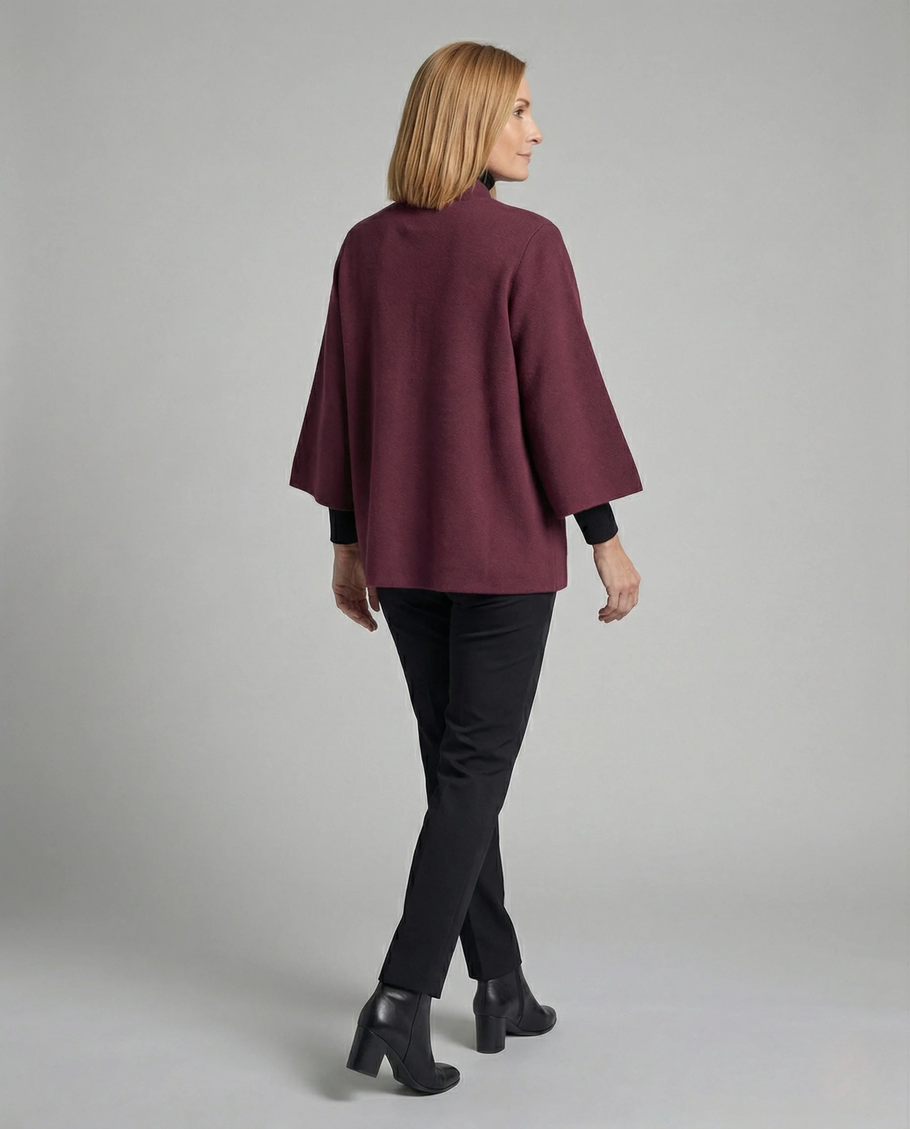 Zweilagige Cape-Strickjacke mit Stehkragen Umschlagärmeln und filigraner Blumenstickerei Heidi Mode - Image 4